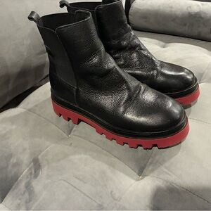 Bertuchi Black Lug Red Sole
Chelsea Boots Black Leather Size
39